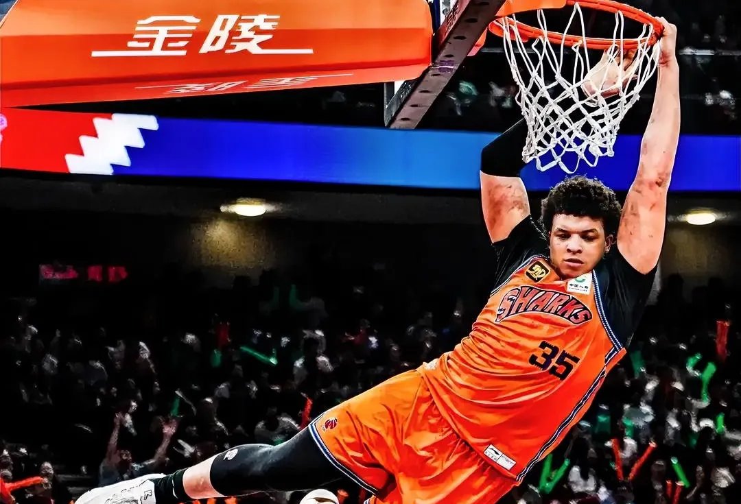 上海男篮遭遇惨败,主场失利难以扭转连败局面的简单介绍